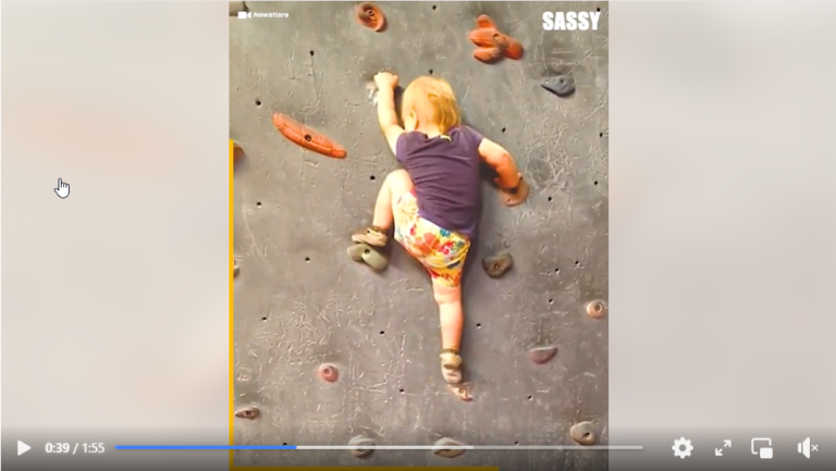 Bambina di 19 mesi scala parete senza imbragatura